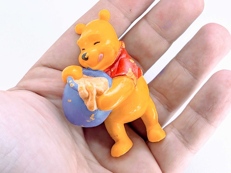 Figura Bullyland Winnie the Pooh com Pote de Mel