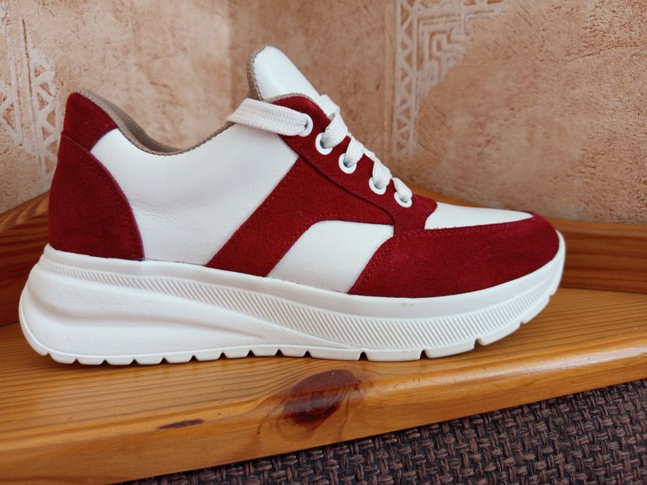 Кросівки жіночі.шкіра