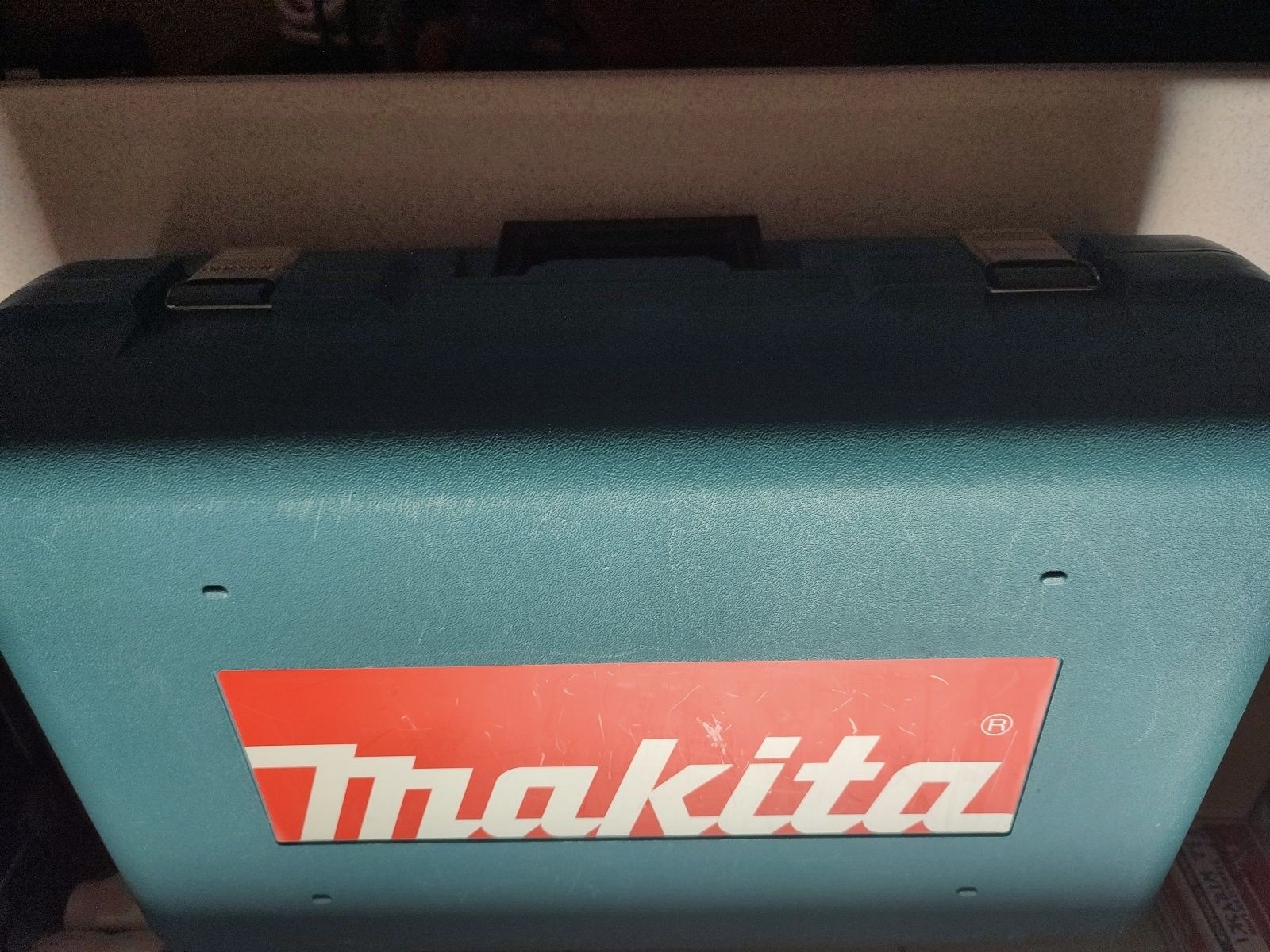 Młotowiertarka Makita HR2432 z odciągiem kurzu i pojemnikiem