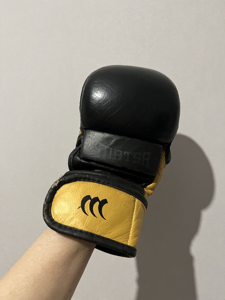 Подушка и перчатка для бокса, каратэ