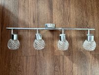 Lampa z czteroma punktami swietlnymi