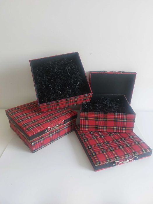 eleganckie pudełka na bożonarodzeniowe prezenty w szkocką kratę