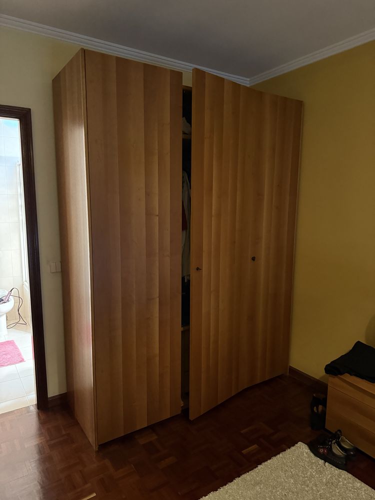 Vendo tres quartos com roupeiros