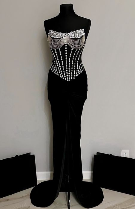 Сукня чорна зі шлейфом корсетна