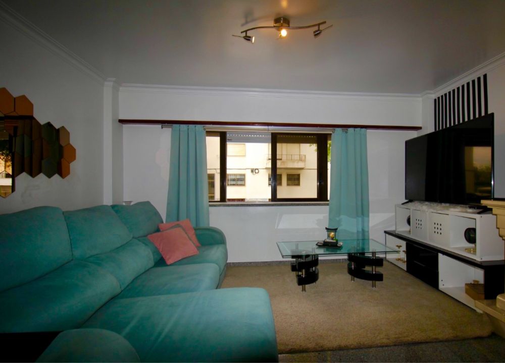 Conjunto Sala – Sofá, Mesa de Centro e Rack TV