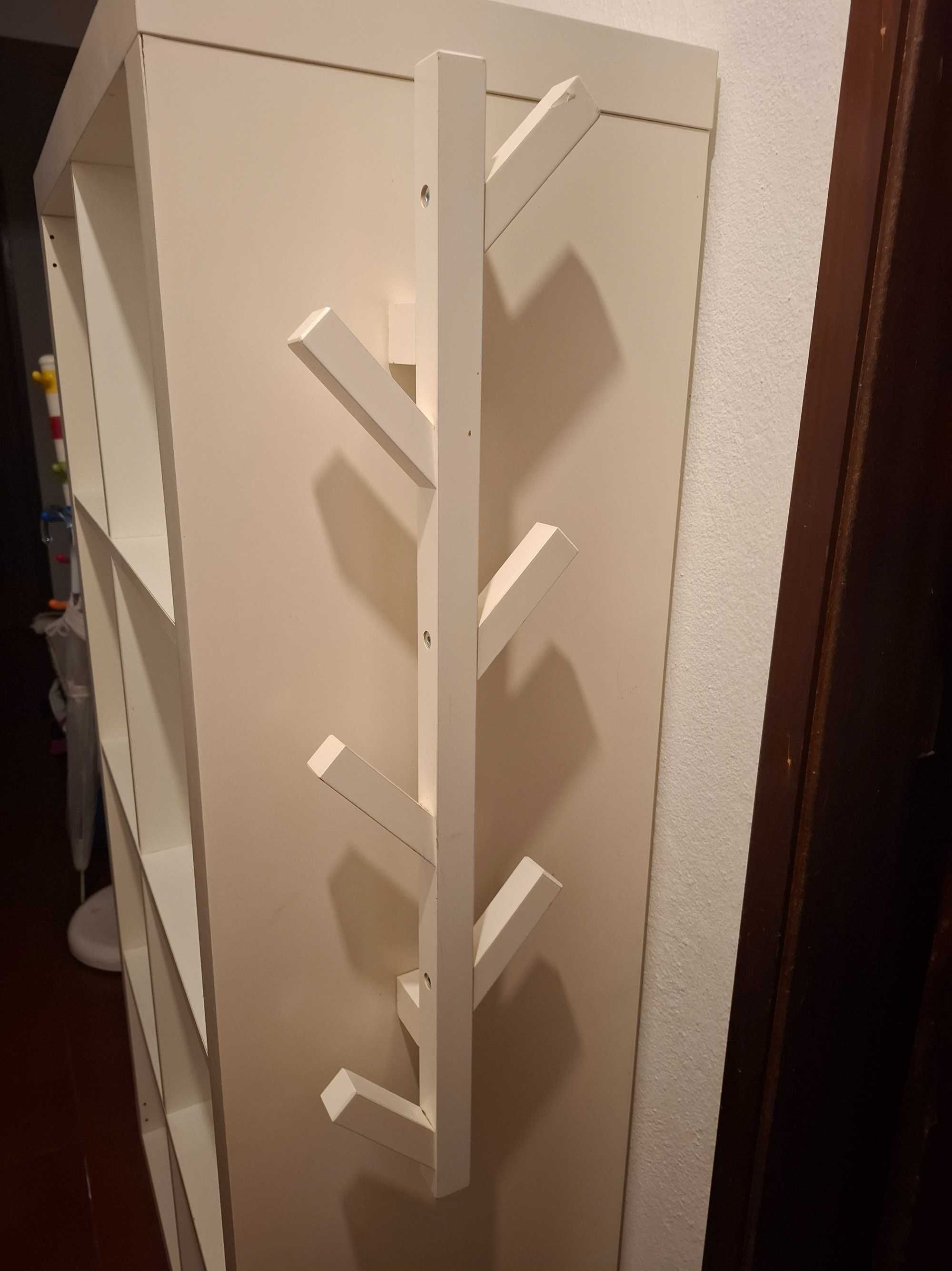 2. Estante KALLAX e Cabide TJUSIG
