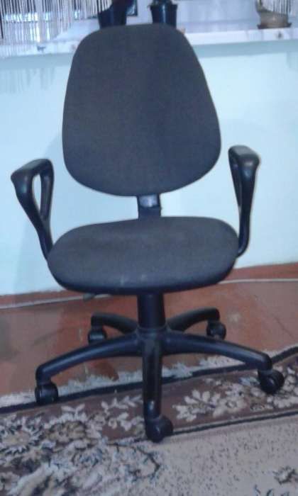 Офісне/комп'ютерне крісло