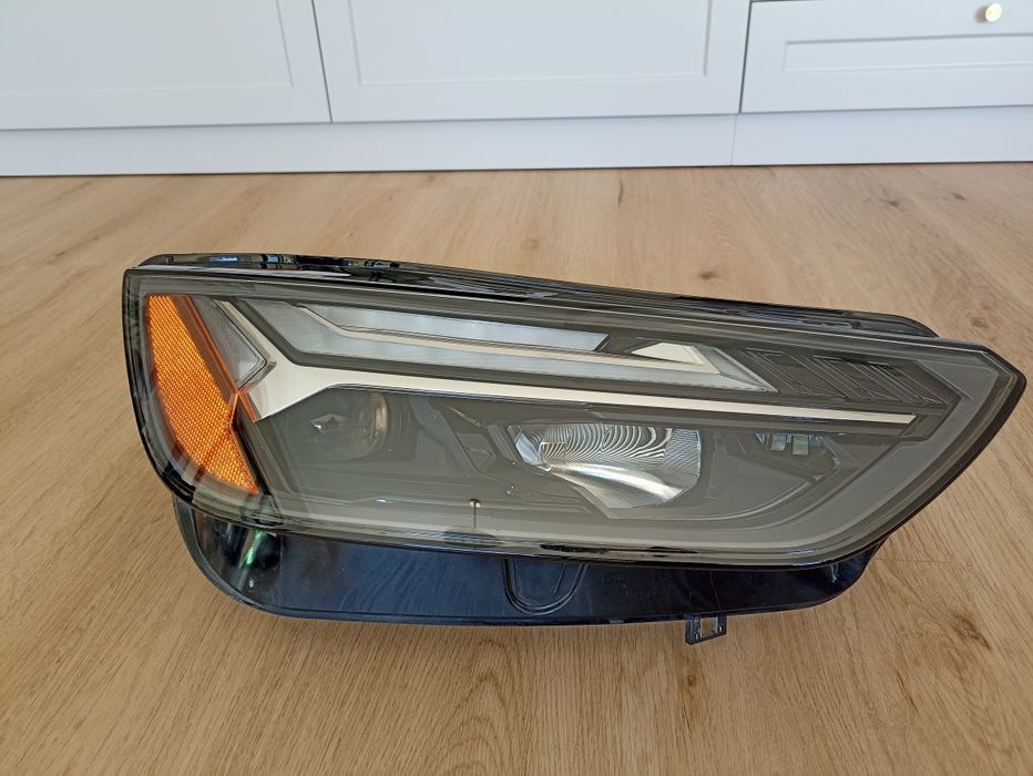 Reflektor Audi Q5 SQ5 Prawy