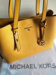 Mala Michael Kors - tote em couro saffiano Mel média