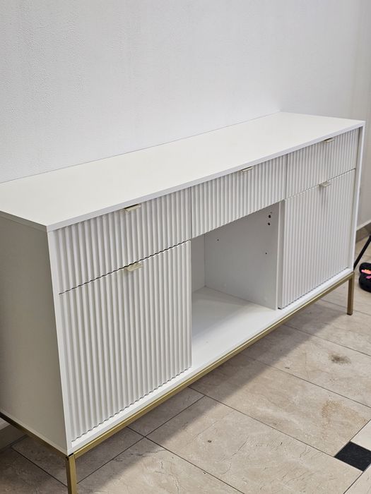 Komoda trzydrzwiowa Vellore 154 cm biała z ryflowanymi frontami i złot