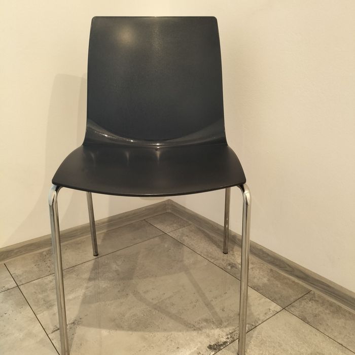 Krzesła plastikowe w bardzo dobrym stanie