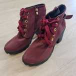 Bota com salto pequeno, bordo
