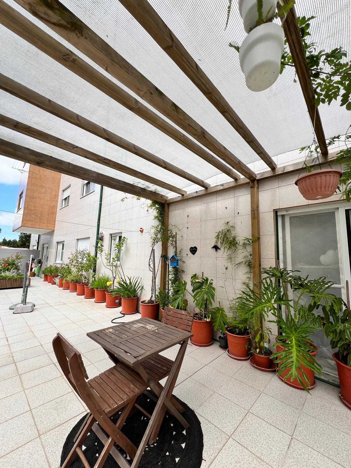 Apartamento T3 com grande terraço, lugar de garagem e arrumo
