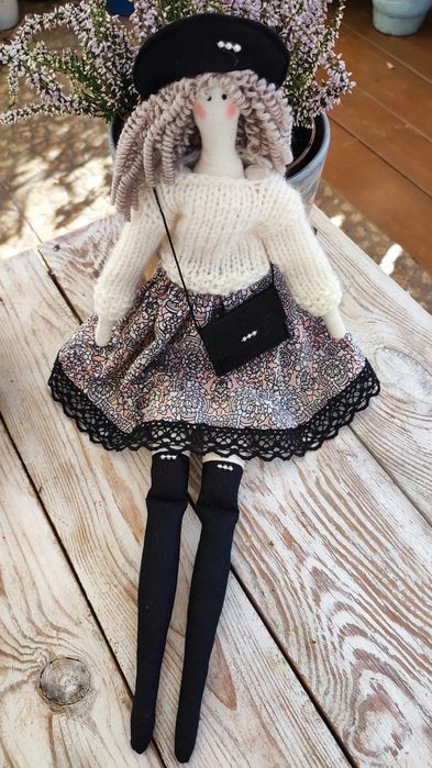 Lalka Tilda w kremowym sweterku
