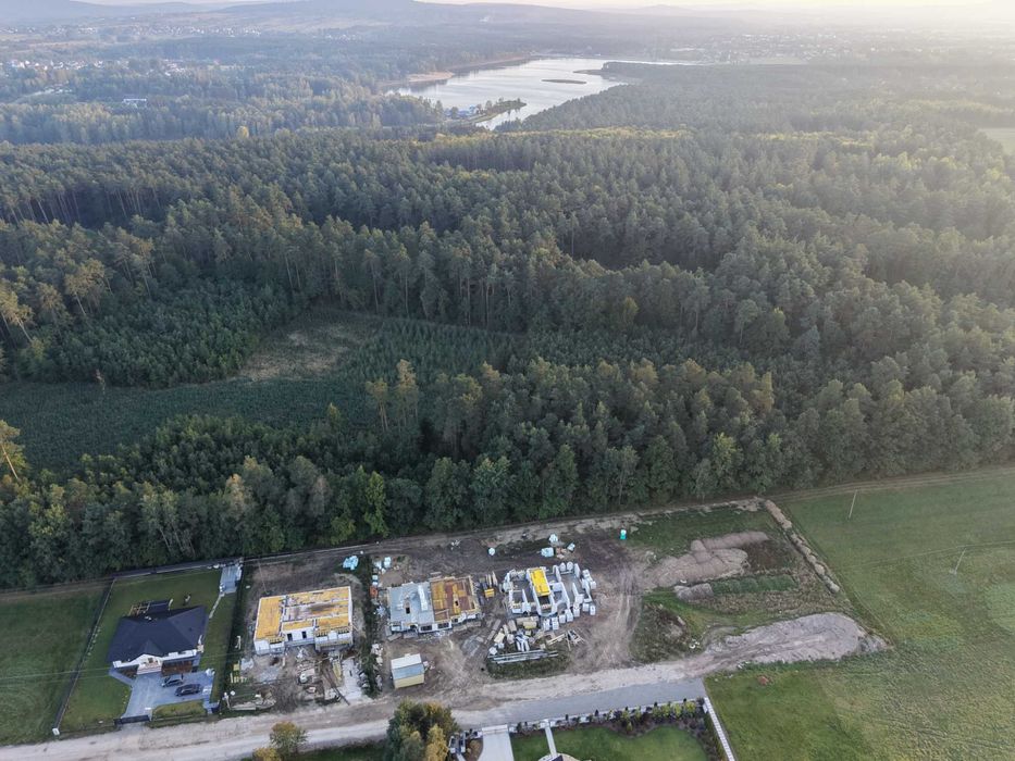 Domy z furtką do lasu – bliźniaki 140 m², działki 600–700 m²