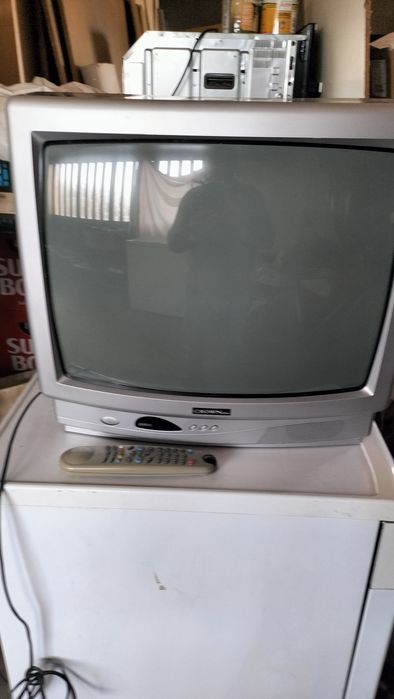 Televisão a cores com comendo