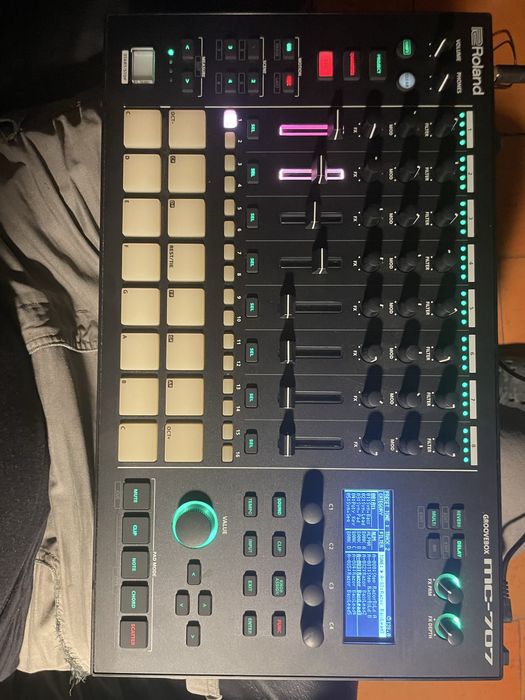 Roland mc 707 em muito bom estado.