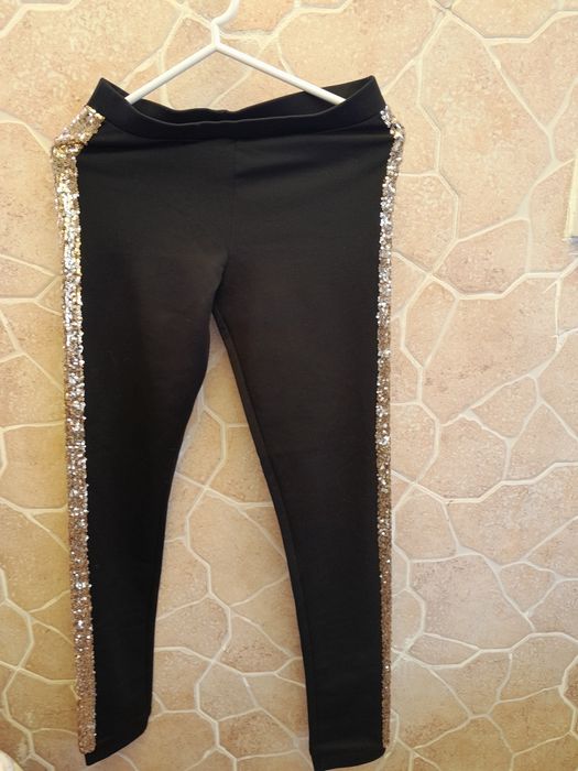 ROUPA variada em bom estado
