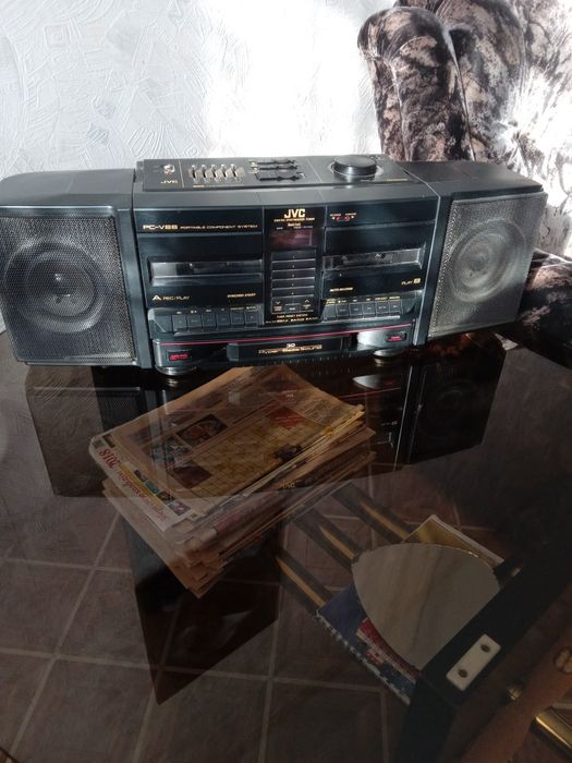 Портативная магнитола JVC PC-V88.