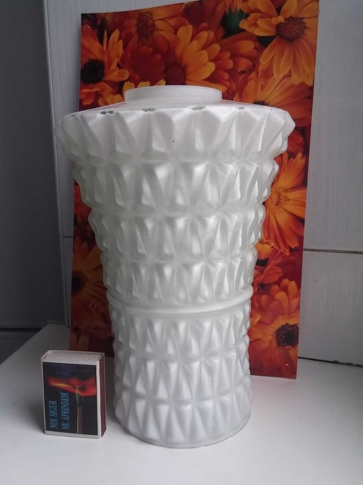 ПЛАФОНЫ   2шт .бежевые перламутровые + 1шт. белый рельефный.