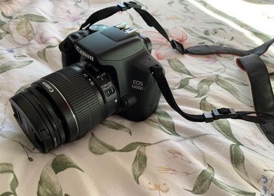 Máquina fotográfica DSLR Canon 1300D com objetiva Canon 18-55mm