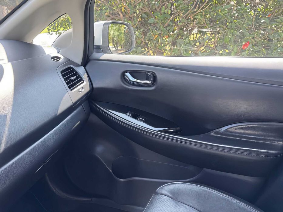 Nissan LEAF SL      2015