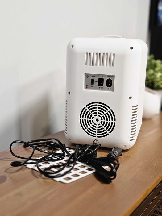 Mini lodówka przenośna – idealna do przechowywania kosmetyków! LED!