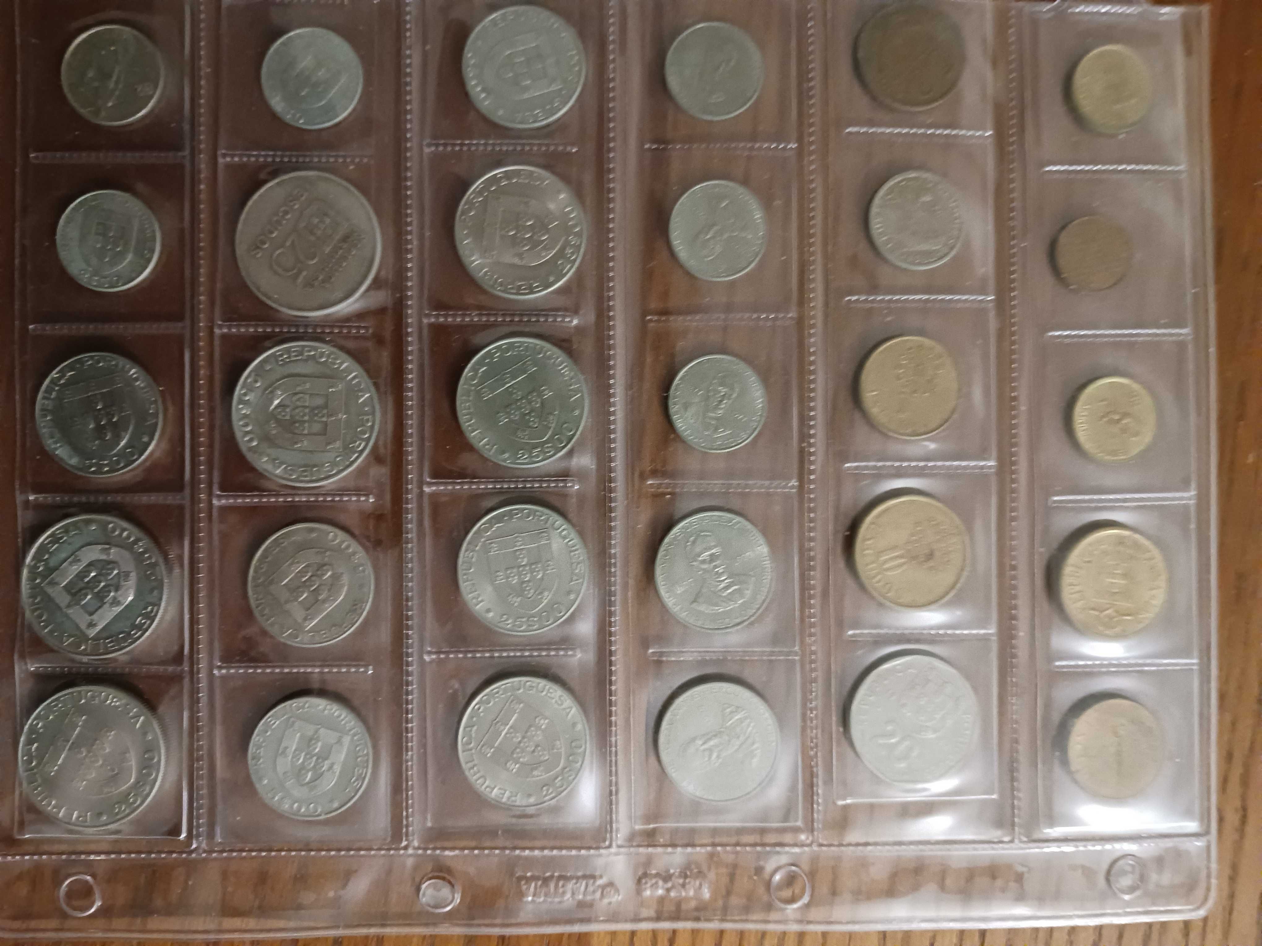 Mica com moedas de Portugal