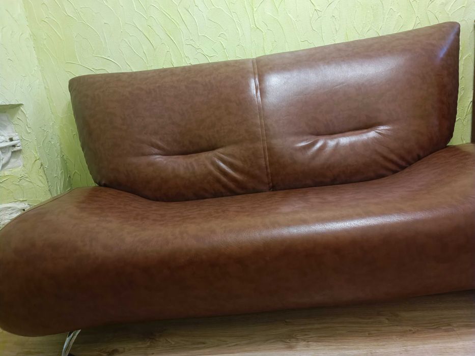 Продам диван  офісний.