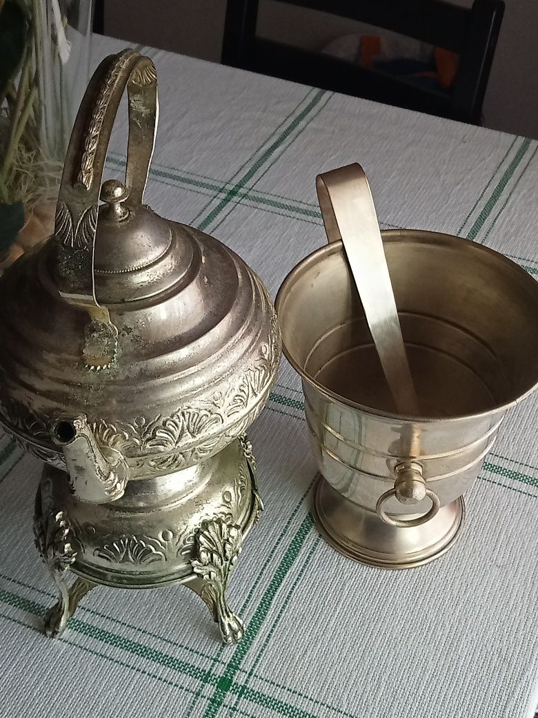 Vendo balde de gelo e chaleira em prata excelente estado