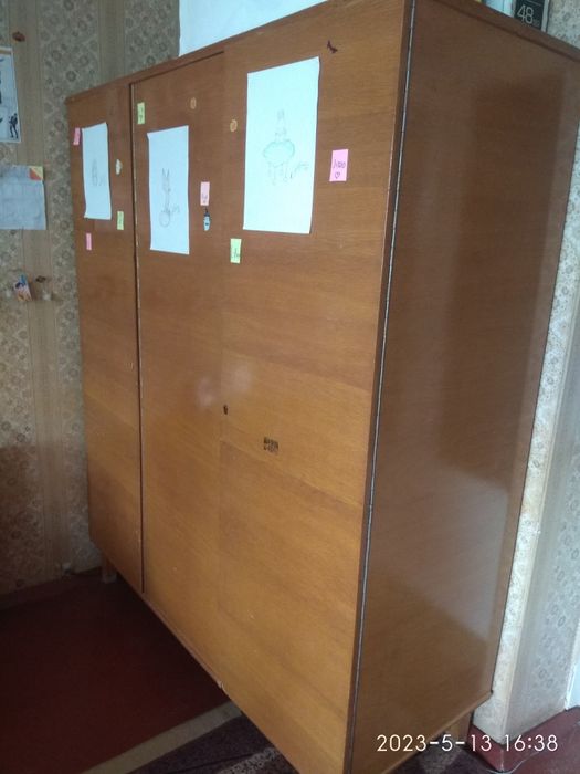 Продам сервант,шкаф,стол,стулья.Недорого.