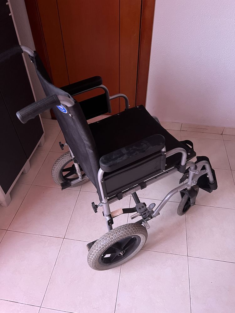 Cadeira de rodas invocare