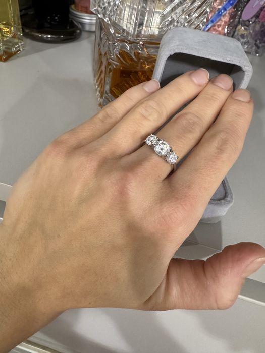 Продам срібну каблучку з натуральним муасанітом.