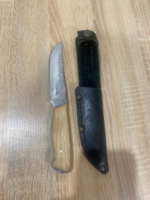 Ніж ручної роботи з шкіряними піхвами