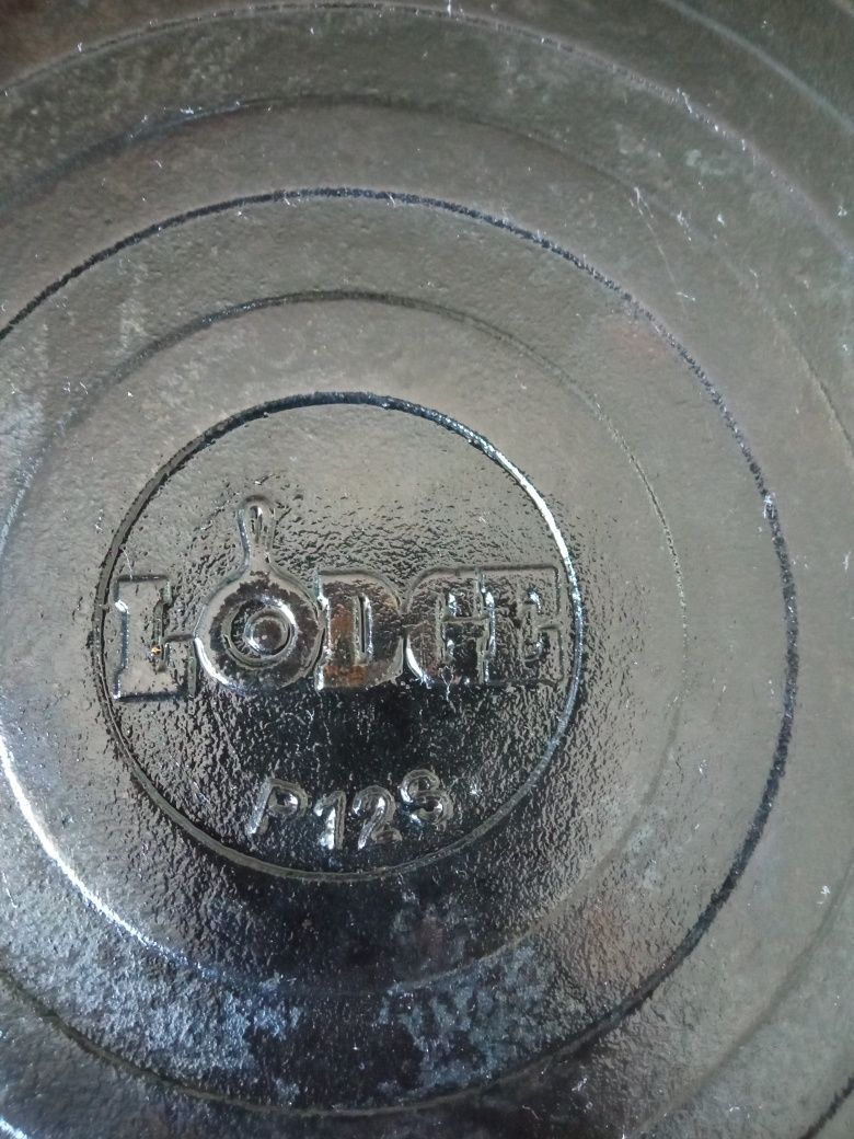 Продам чугунную сковороду Lodge диаметр 30см, производство США