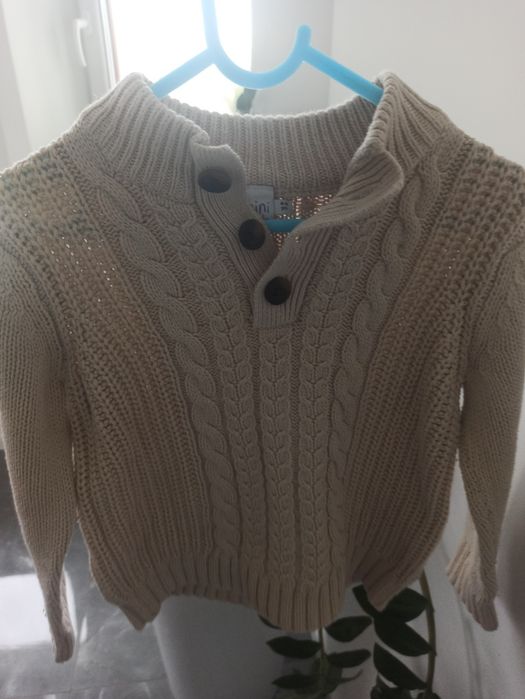 Sweter beżowy 104 110 sesja zdjeciowa