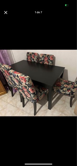 Mesa ( extensiva )com 6 cadeiras , tem capacidade para 8 cadeiras