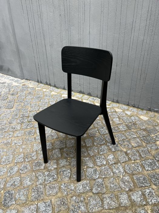 Cadeiras de madeira preta