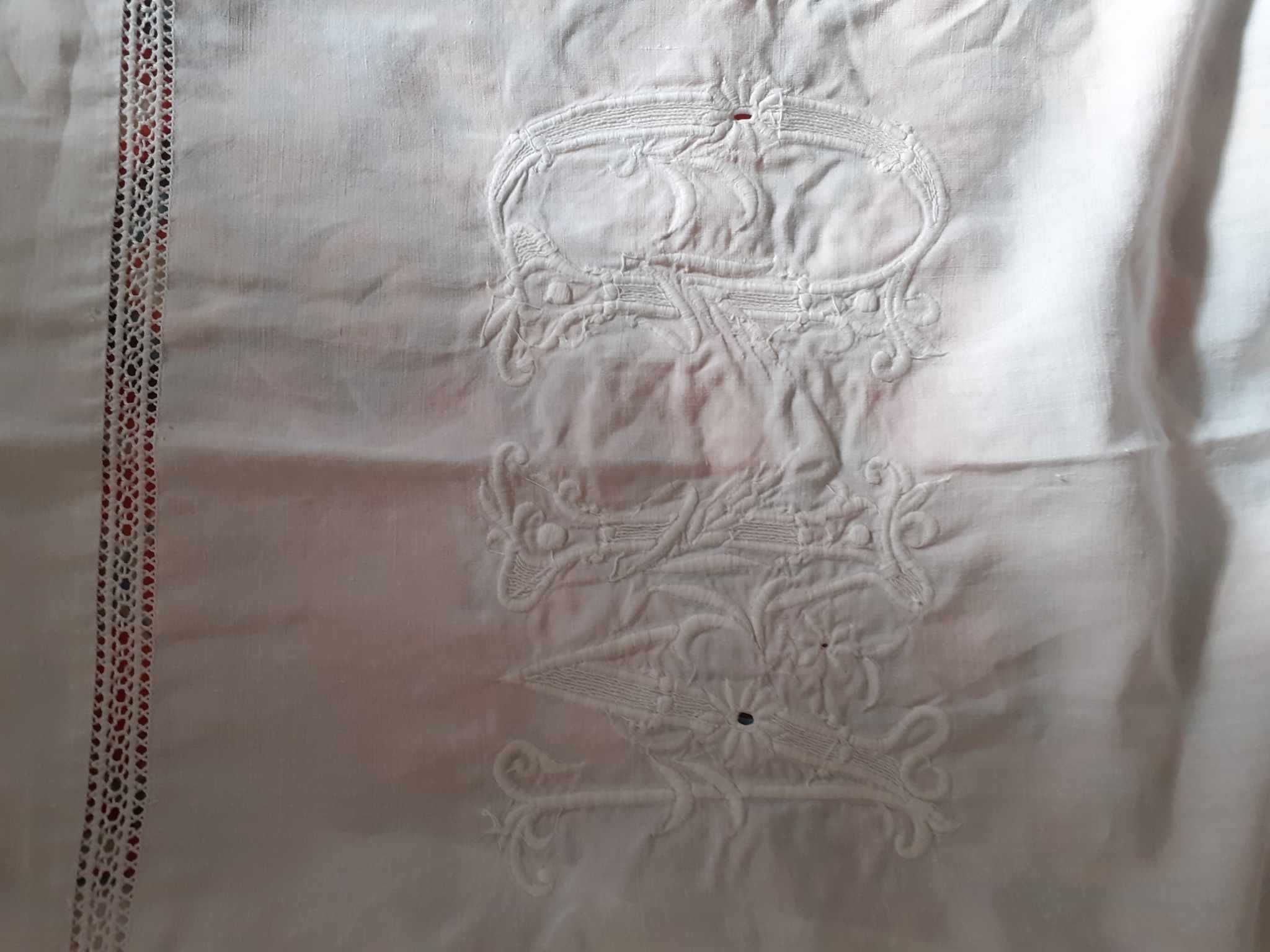 Lençol de casal, em linho, com bordado e renda (2m x 2,70m)