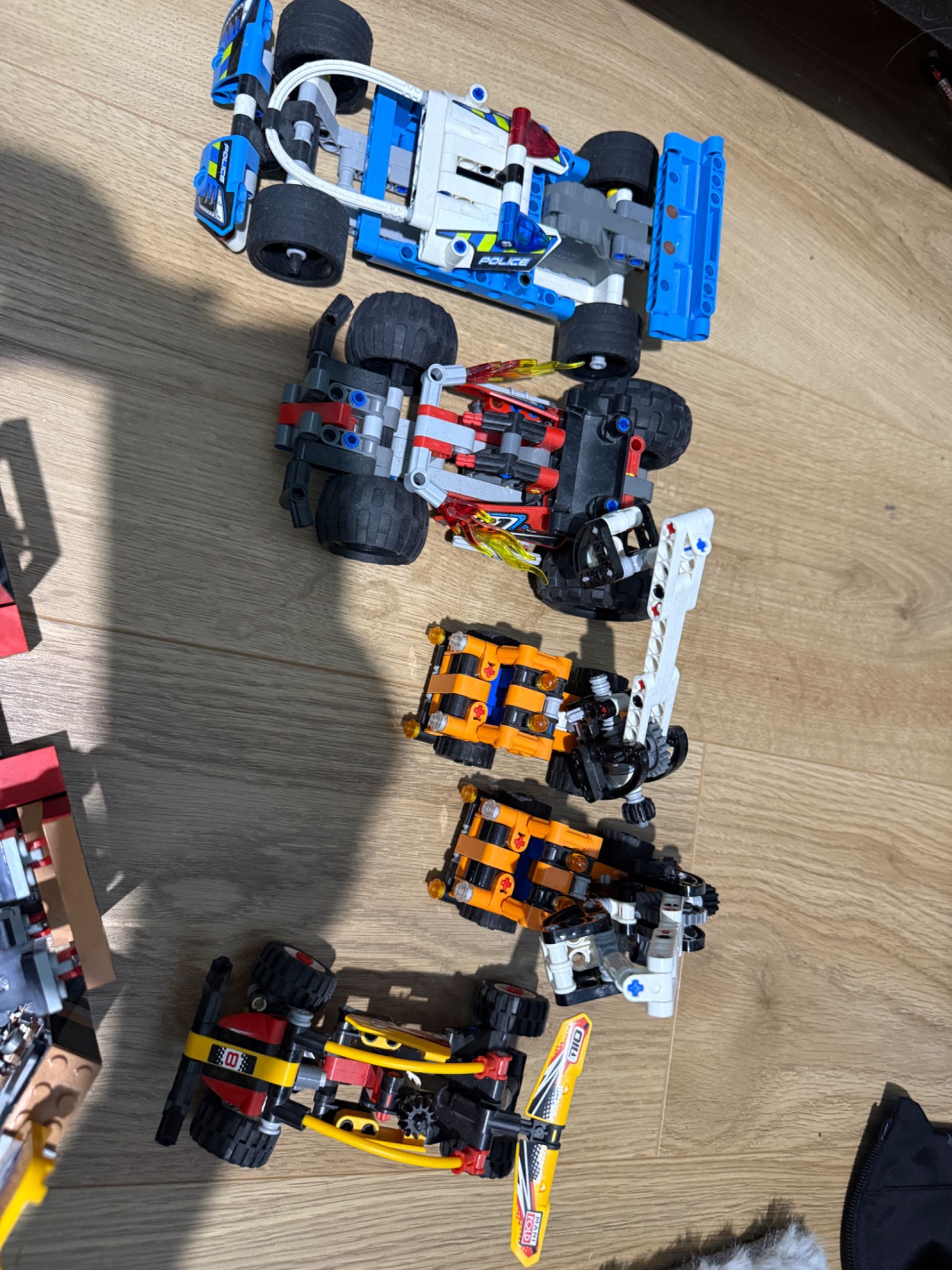 Lego mechanik z instrukcją plus 6 autek technic