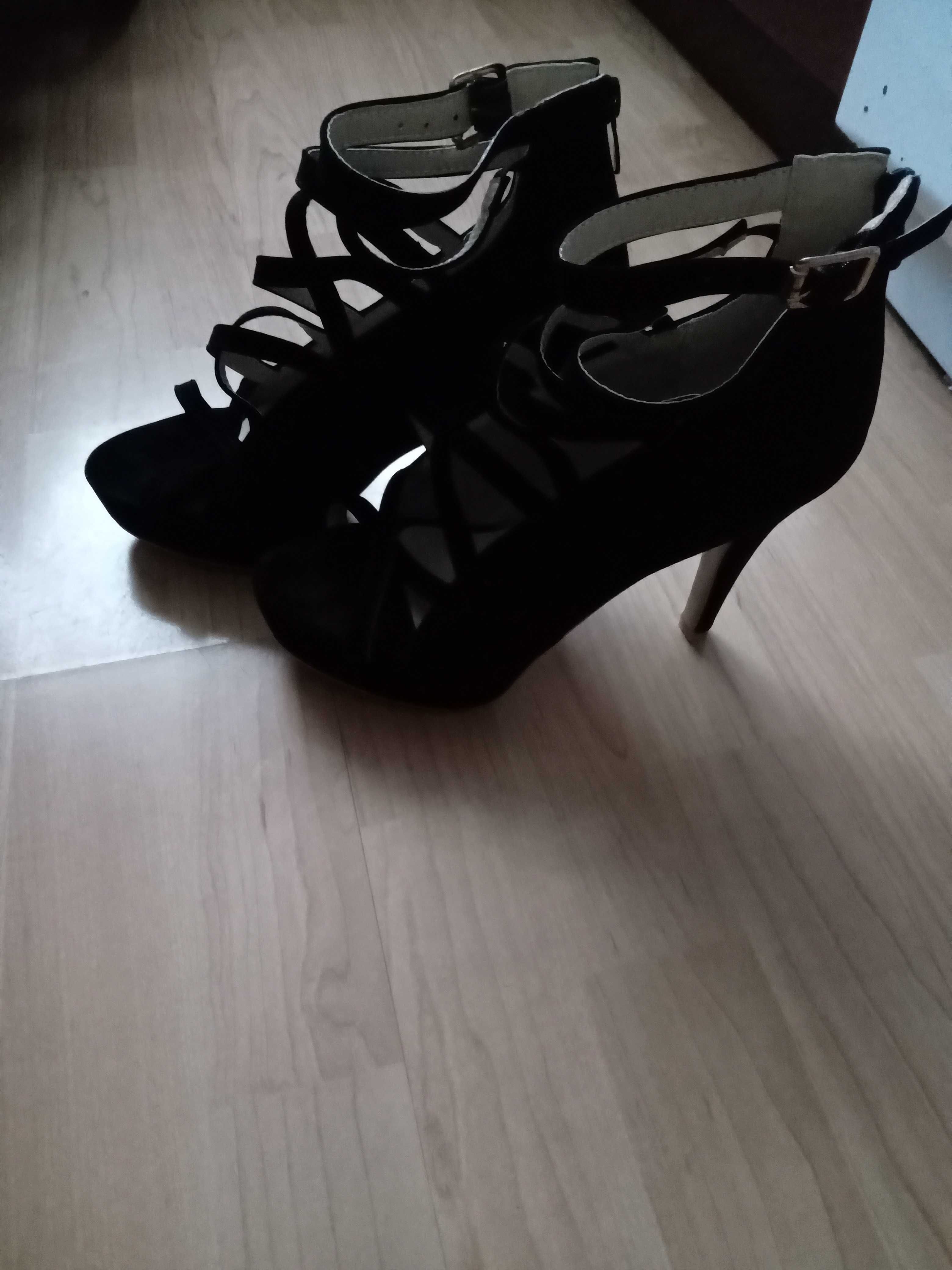 Buty na obcasie nowe