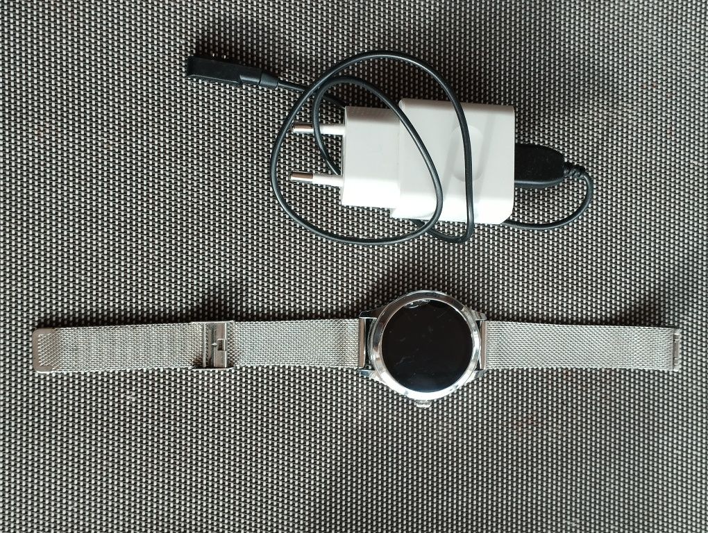 Smartwatch z ładowarką