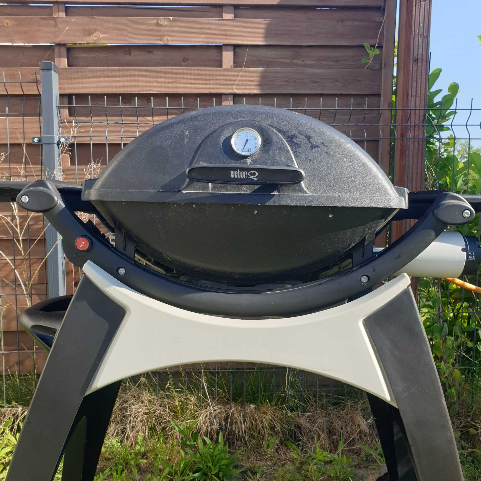 Grill gazowy Weber Q300 – żeliwny ruszt, termometr, zapalnik