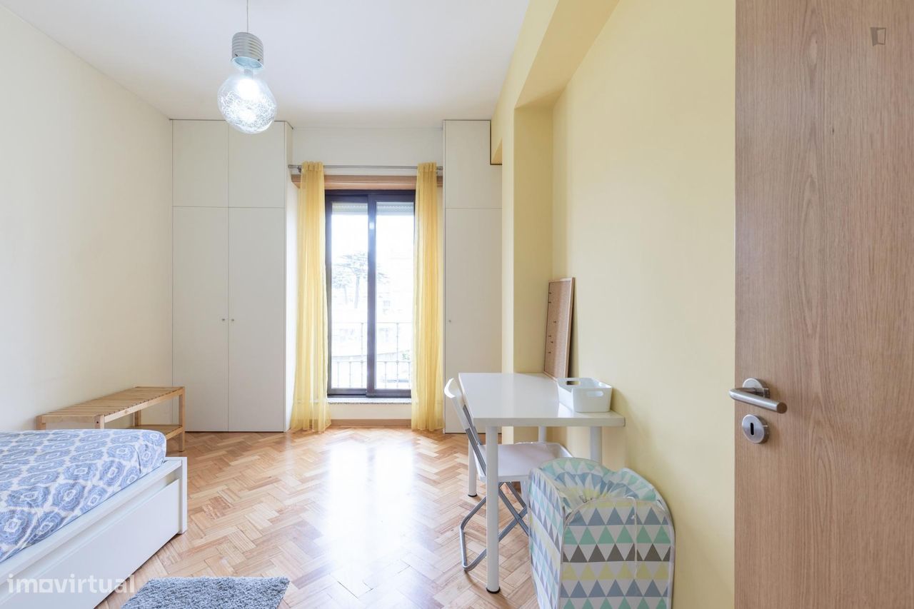 33991 - Quarto com cama de solteiro, com...
