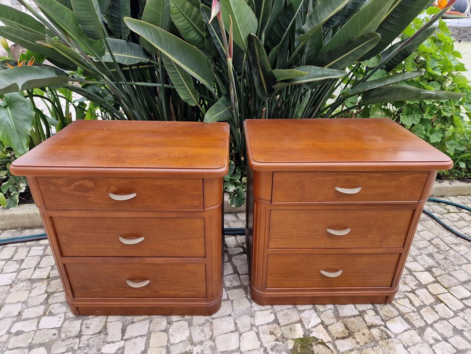 Duas mesas de cabeceira / pequenas cómodas / cómodas camiseiro