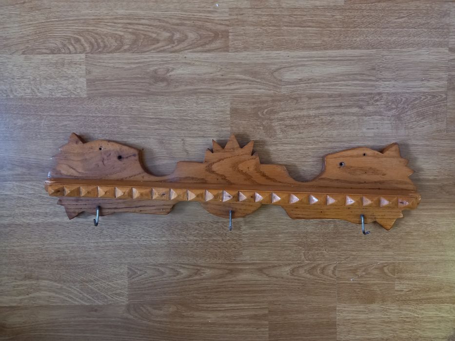 Продается деревянная вешалка, полочка