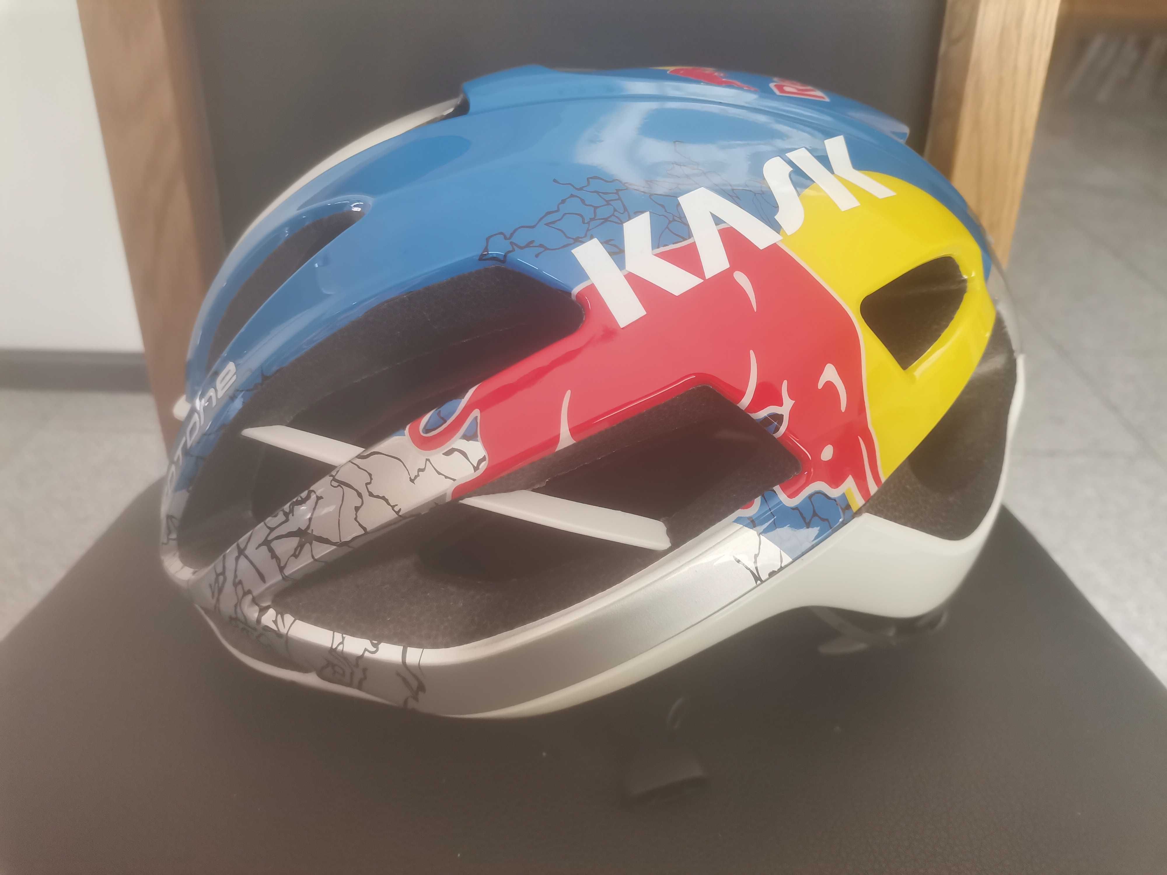 Kask rowerowy NOWY RED BULL