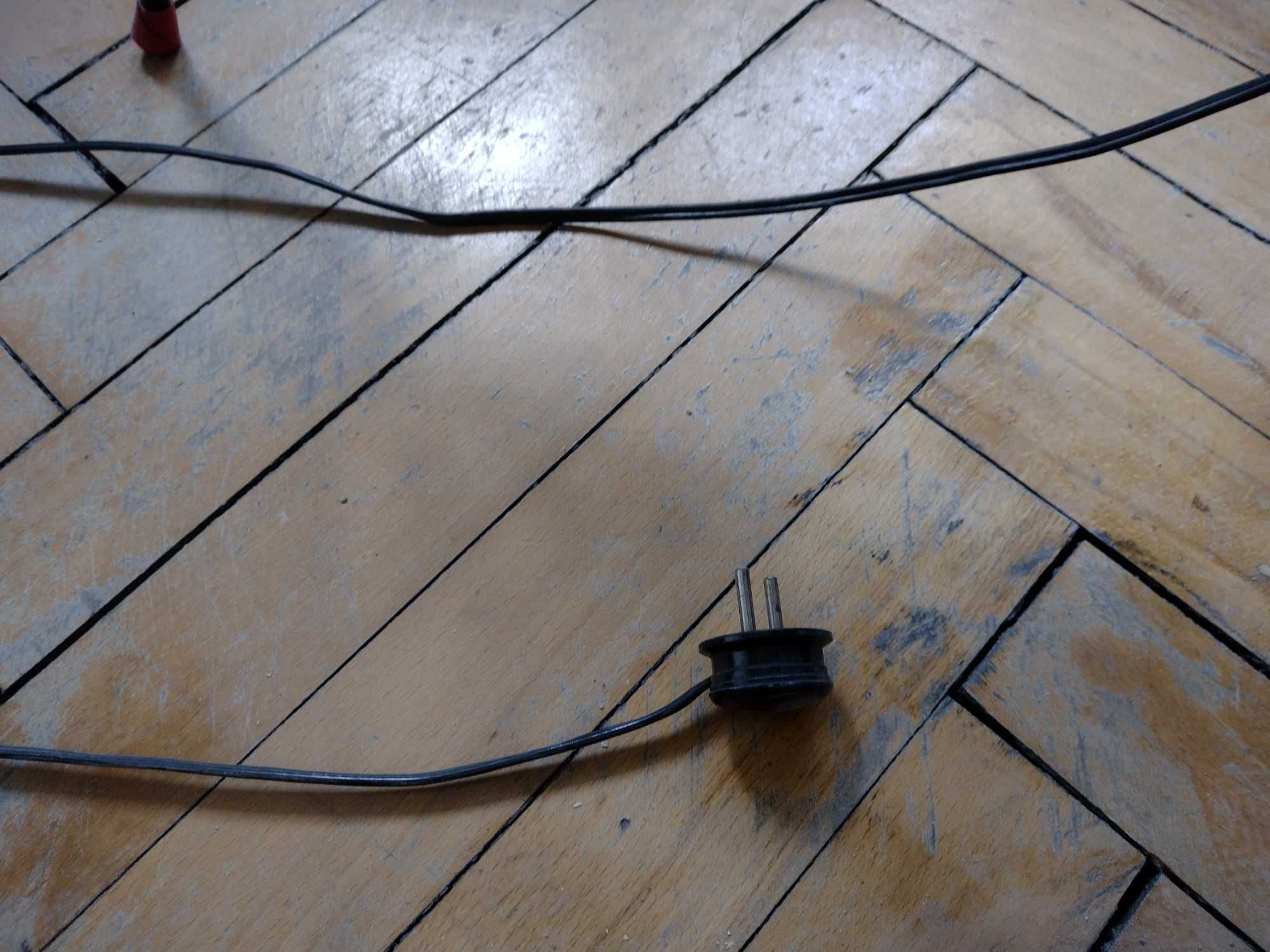 Lampa z gazetnikiem, stolikiem PRL