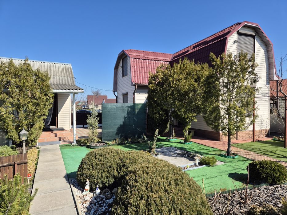 Дача біля річки Дніпро