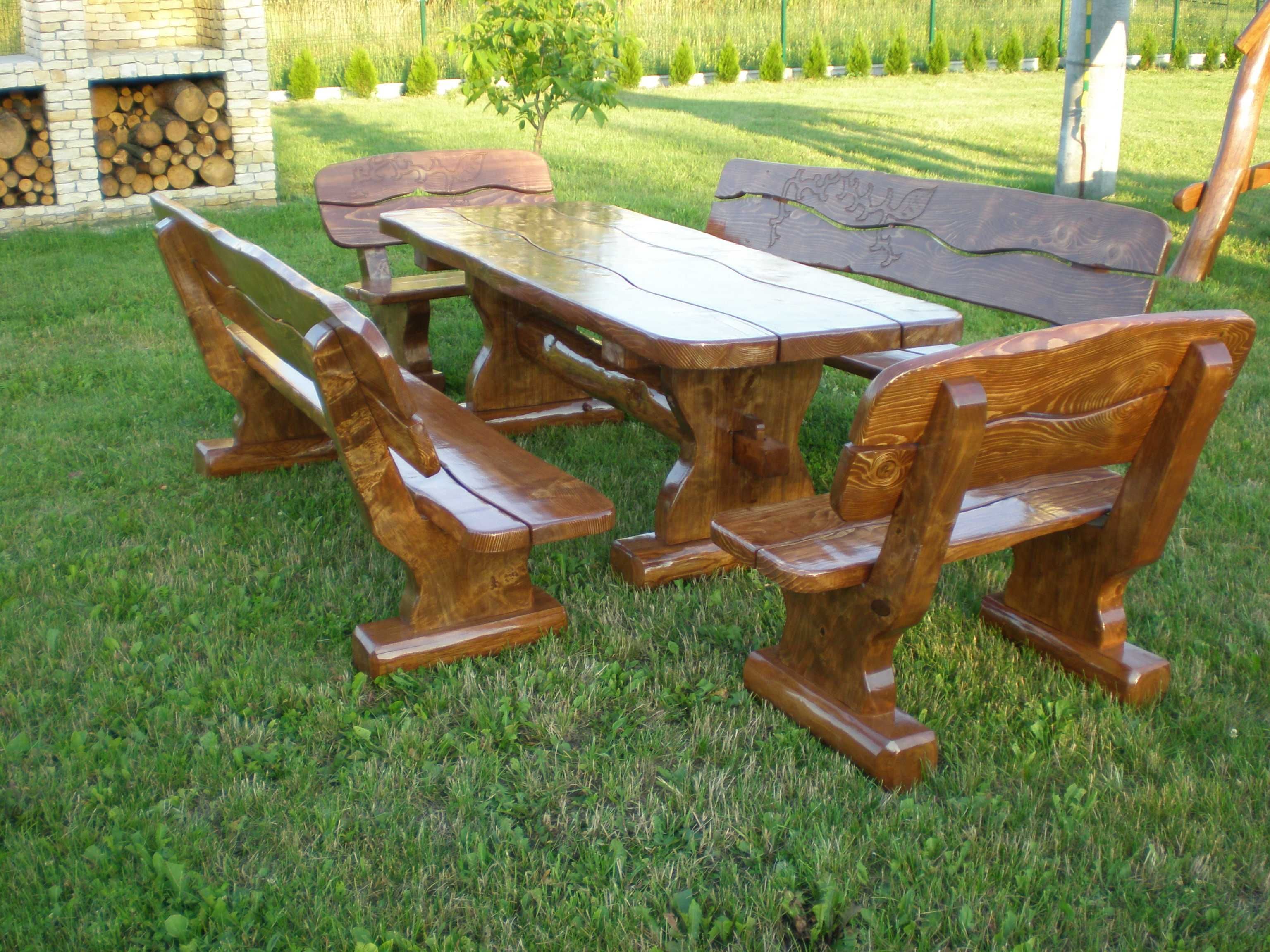 meble ogrodowe drewniane z drewna z bali na taras do altana huśtawka